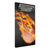 燃えるような熱い炎のバスケットボール ミニクリップボード (アングル)