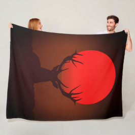 燃えるような赤い夕日と鹿のシルエット フリースブランケット