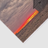 燃えるような赤い日の出が孤立した納屋をいじめる 薄葉紙 (詳細)