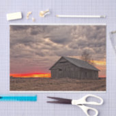 燃えるような赤い日の出が孤立した納屋をいじめる 薄葉紙 (クラフト)