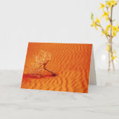 燃えるような赤い砂漠の砂の中の孤高の木空白の カード (黄色い花)