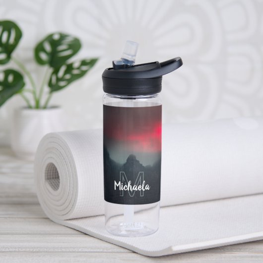 燃える雲、霧、山のモノグラム ウォーターボトル (ヨガ)