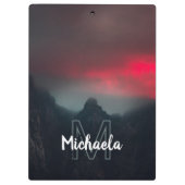 燃える雲、霧、山のモノグラム クリップボード (裏面)