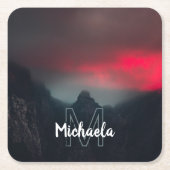 燃える雲、霧、山のモノグラム スクエアペーパーコースター (正面)