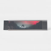 燃える雲、霧、山のモノグラム デスクネームプレート (正面)