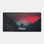 燃える雲、霧、山のモノグラム デスクマット (正面)