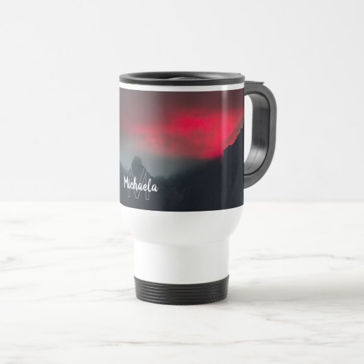 燃える雲、霧、山のモノグラム トラベルマグ (正面右)