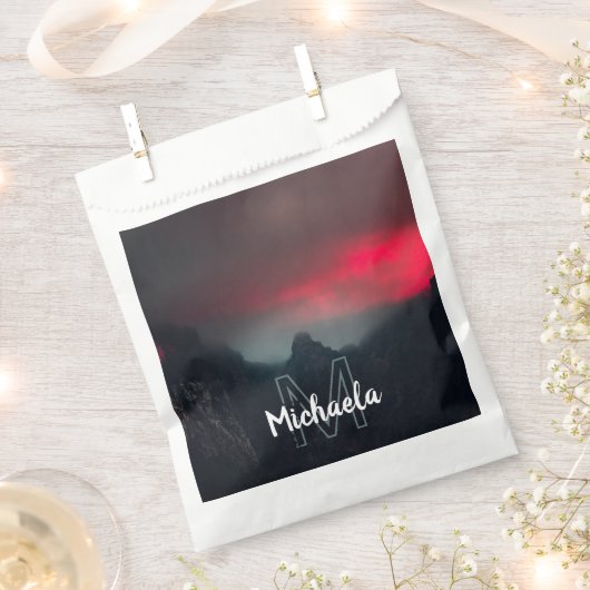 燃える雲、霧、山のモノグラム フェイバーバッグ (クリップ留めされた状態)