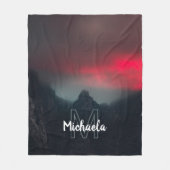 燃える雲、霧、山のモノグラム フリースブランケット (正面)