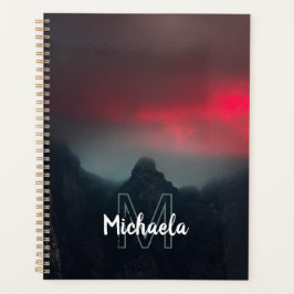 燃える雲、霧、山のモノグラム プランナー手帳