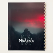 燃える雲、霧、山のモノグラム プランナー手帳 (裏面)