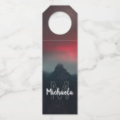 燃える雲、霧、山のモノグラム ボトルネックタグ (裏面)