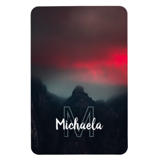 燃える雲、霧、山のモノグラム マグネット (縦)