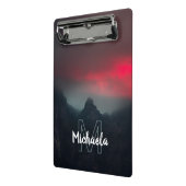 燃える雲、霧、山のモノグラム ミニクリップボード (アングル2)