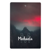 燃える雲、霧、山のモノグラム ミニクリップボード (裏面)