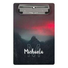 燃える雲、霧、山のモノグラム ミニクリップボード