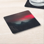 燃える雲、霧、山 スクエアペーパーコースター (アングル)