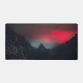燃える雲、霧、山 デスクマット (正面)