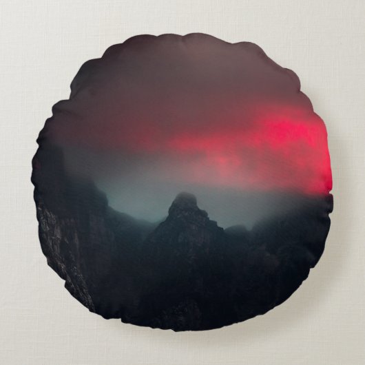 燃える雲、霧、山 ラウンドクッション (正面)