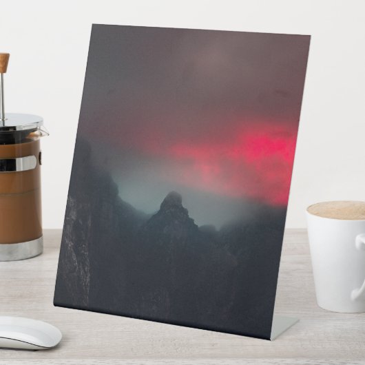 燃える雲、霧、山 台座サイン (インサイチュ)