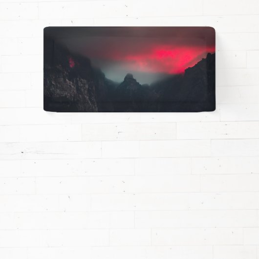 燃える雲、霧、山 横断幕 (インサイチュ)