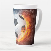 燃え盛りサッカー/サッカーボール装飾用クッション カフェラテマグ (右アングル)