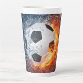 燃え盛りサッカー/サッカーボール装飾用クッション カフェラテマグ (正面)