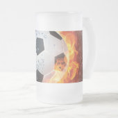 燃え盛りサッカー/サッカーボール装飾用クッション フロストグラスビールジョッキ (正面右)