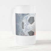 燃え盛りサッカー/サッカーボール装飾用クッション フロストグラスビールジョッキ (正面左)