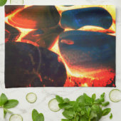 燃え盛る火山性溶岩や火の上に浮かぶ貝殻 キッチンタオル (折り畳み)