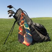 燃え盛る火山性溶岩や火の上に浮かぶ貝殻 ゴルフタオル (グリーン)