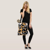 燃え風変わりたテープのメドレー、オレンジ色の白いスクラッチ トートバッグ (モデル)