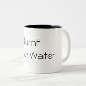 燃やされたオフィス水 ツートーンマグカップ (正面右)