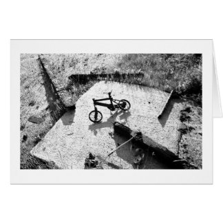 燃やされた自転車は残ります