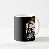 燃よくはしゃぐえた日読の引用文白黒 コーヒーマグカップ (正面右)