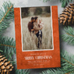 燃素朴えたオレンジ色の冬のクリスマスの独身の写真 シーズンカード<br><div class="desc">このシンプルと素朴な休日のデザインは最高のポートレートの写真をBurnt Orangeの色の素朴な紙のテクスチャとヴィンテージスクリプト文字の"Merry Christmas"の単語に置く。農家のスタイルグリーティングカードに最適。テンプレートを使用し最高のて、写真、家族の名前、年を簡単に追加。背面または背面に個人メッセージを離れ追加空白のする。フォトカラーパレットに合わせて使用できるその他の色要救済求カスタムかcitronelladesign@gmail.comに書メールを送信して下さい</div>