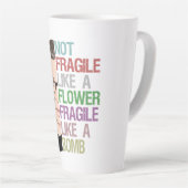 爆弾のように壊れやすい花のようにもろくない カフェラテマグ (右アングル)