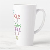 爆弾のように壊れやすい花のようにもろくない カフェラテマグ (右)