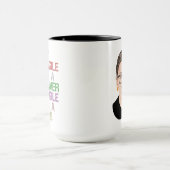 爆弾のように壊れやすい花のようにもろくない マグカップ (中央)
