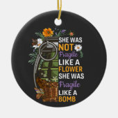 爆弾RBGのように壊れやすい花のように壊れない セラミックオーナメント (正面)