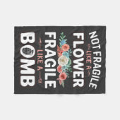 爆弾RBGのように壊れやすい花のように壊れやすい フリースブランケット (正面(横))