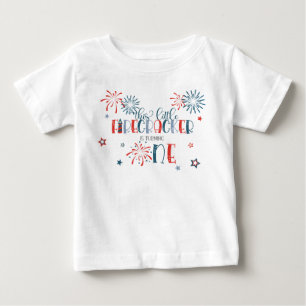 爆竹がワンファースト誕生日シャツを回す ベビーTシャツ