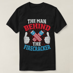 爆竹の後ろにいる男7月4日 Tシャツ