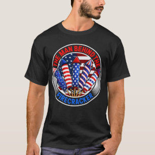 爆竹の後ろにいる男7月4日 Tシャツ