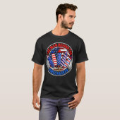 爆竹の後ろにいる男7月4日 Tシャツ (正面フル)