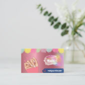 爪、 ネイルがピンク色の背景を手にする 名刺 (スタンド正面)