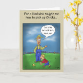 父おもしろいの日カード：雛を拾う カード (黄色い花)