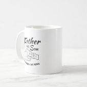 父および息子の握りこぶしの隆起 コーヒーマグカップ (正面左)