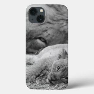 父と休むかわいいライオンの子 iPhone 13ケース