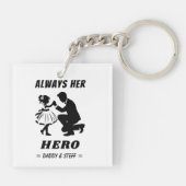 父と娘 – 常に彼女のヒーロー(2) キーホルダー (裏面)